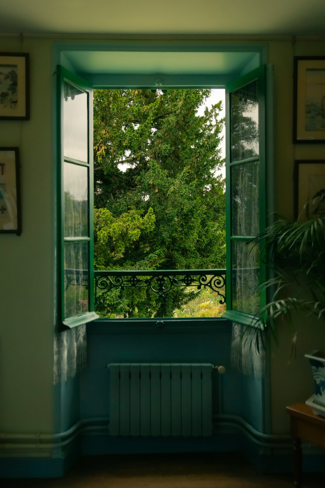 impressionist style bedroom